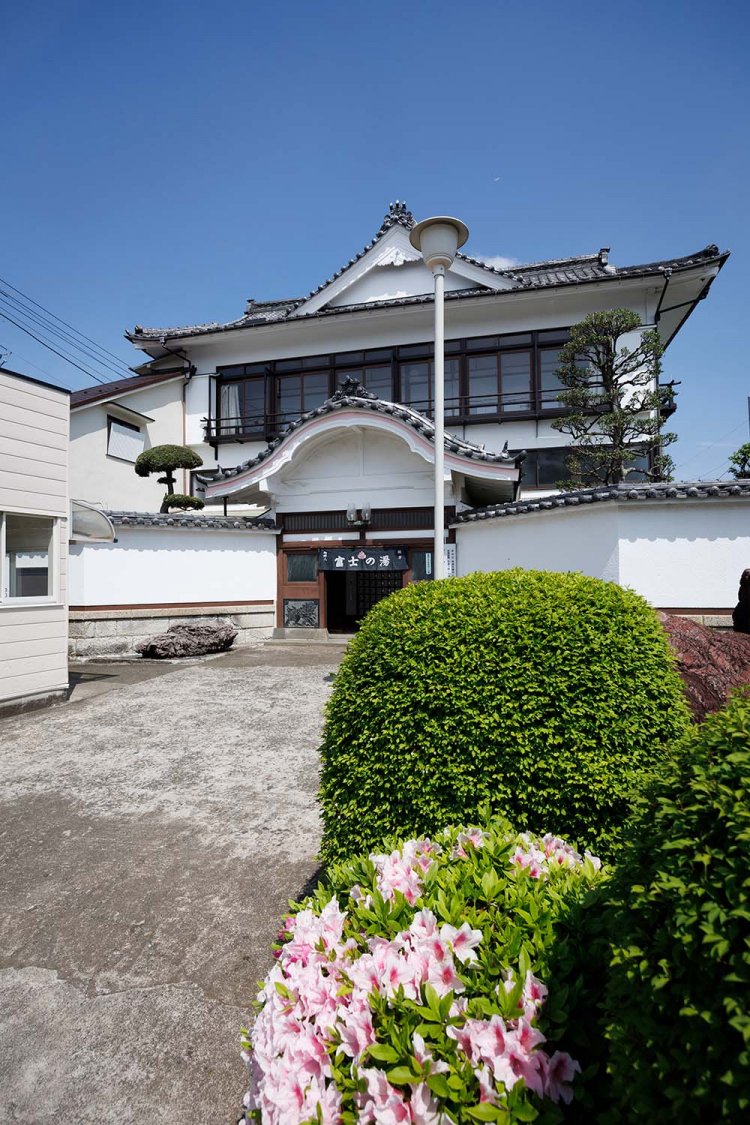 老舗旅館のような風格。屋根瓦には下がり藤の家紋。