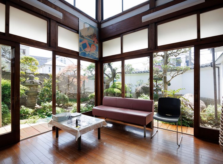 番台横の引き戸を開けると、温泉旅館と見まがうほどの広々とした脱衣所。ロッカーはあえて少なめで、常連さんはかごを使う。