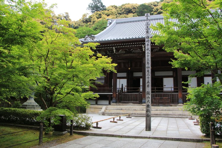 放生池には中島があり、辨財天（弁財天）が祀られている。