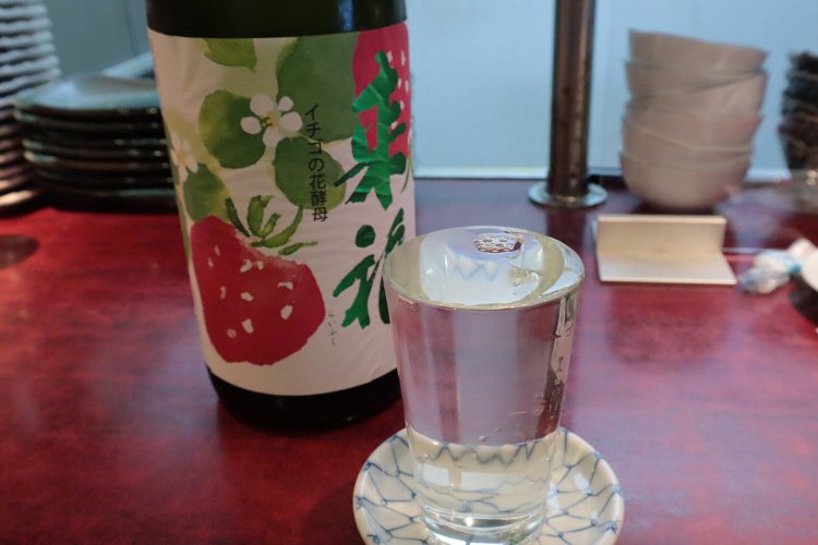 イチゴ酵母を使った「来福」は、フルーティーで飲みやすい♪　日本酒は1合1000円～。