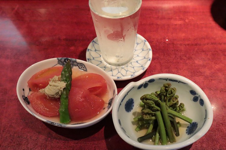 お通しの「冷やしおでん」（左）とわらびのお浸し500円は鮮やかな緑色！