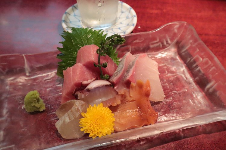 プリップリの刺し盛1000円。かなり肉厚！