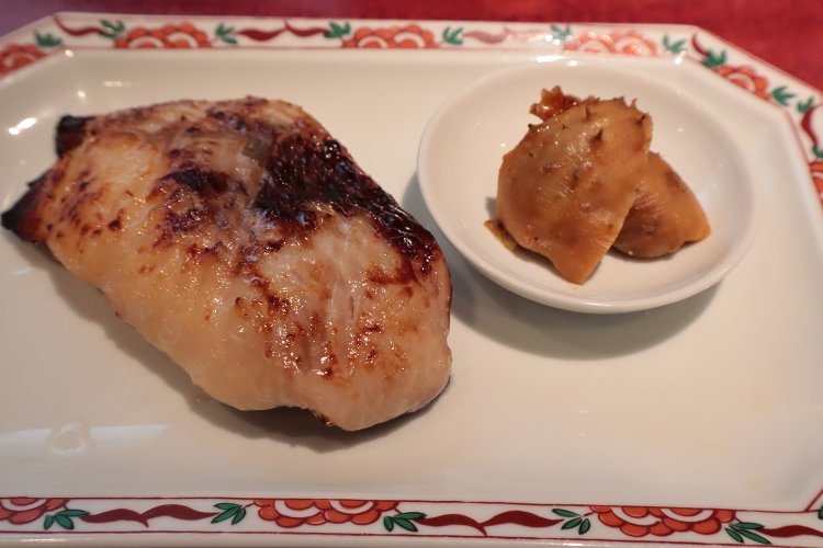 銀だら西京焼900円と、ほや味噌漬け500円。ナイスすぎるコンビ。