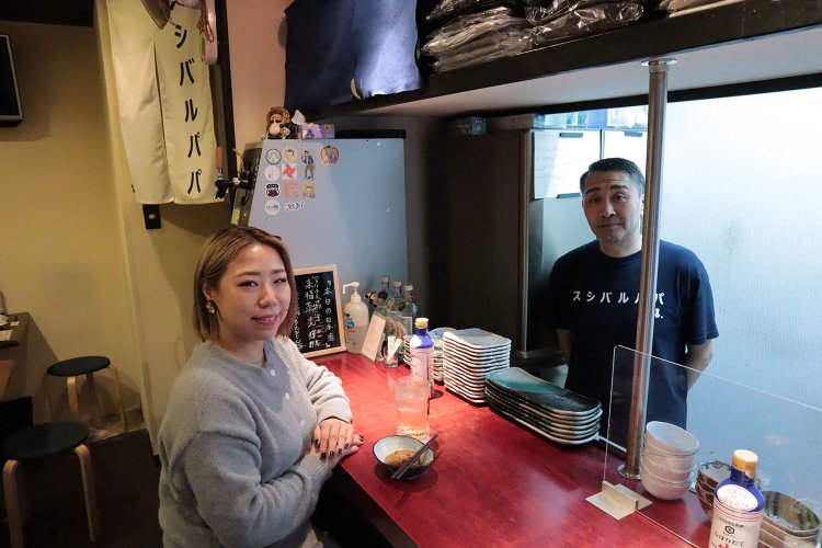 カメラを向けられて緊張気味のパパ。茨城なまりでとってもかわいい人です。