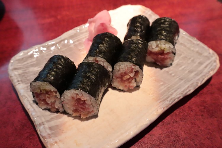 締めにはチサコ激推しのトロタク巻500円をどうぞ。