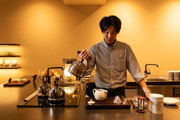 日本茶にも詳しい店長の糸井章浩さん。「カウンター席もあります。お一人さまもぜひ！」。