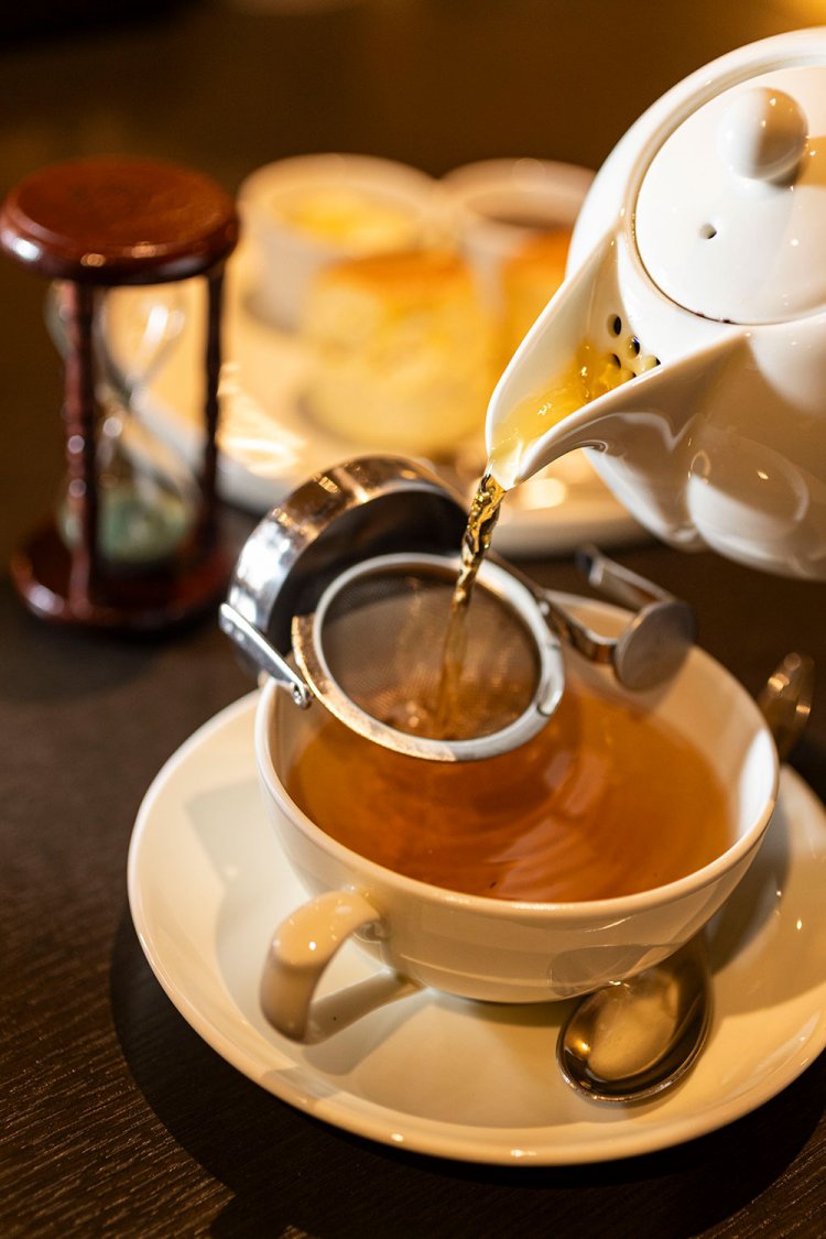 和紅茶700円～。カップ3杯ほどの量がある。