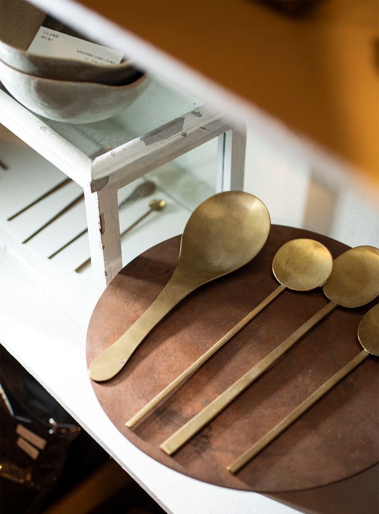 店主の夫の真鍮（しんちゅう）工房が隣接し、作品も販売。