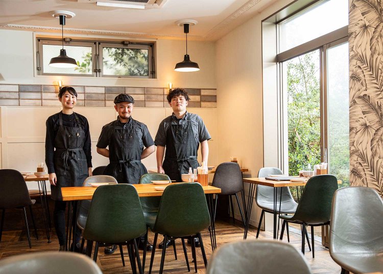 白が基調の明るい店内でテラス席もある。