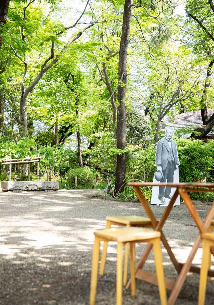 園内にはテーブルやイスも。