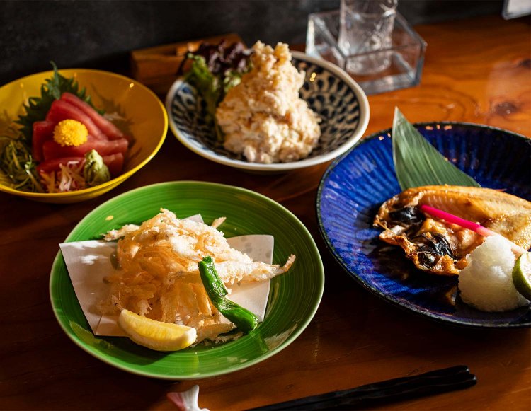 白海老から揚げ880円、なかなかのポテサラダ680円、まぐろ刺し身1100円など。