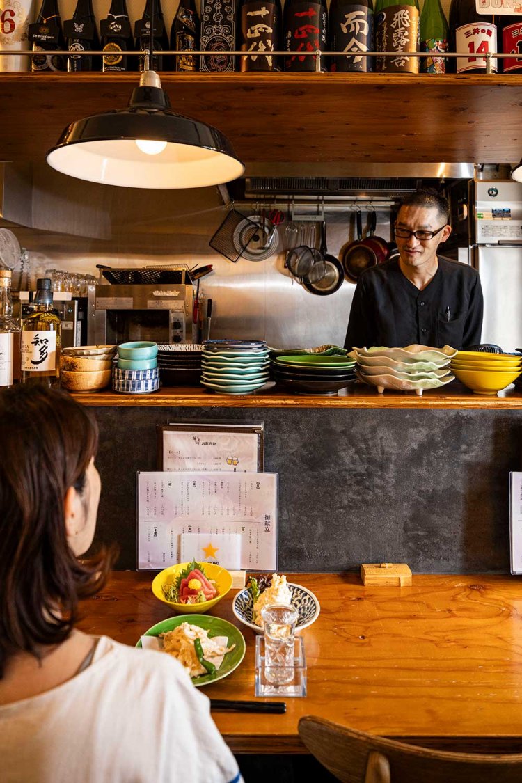 奥は掘りごたつのある座敷席。