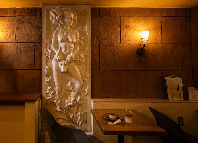 喫茶店の面影が残り、壁のレリーフは昭和感がたまらない。