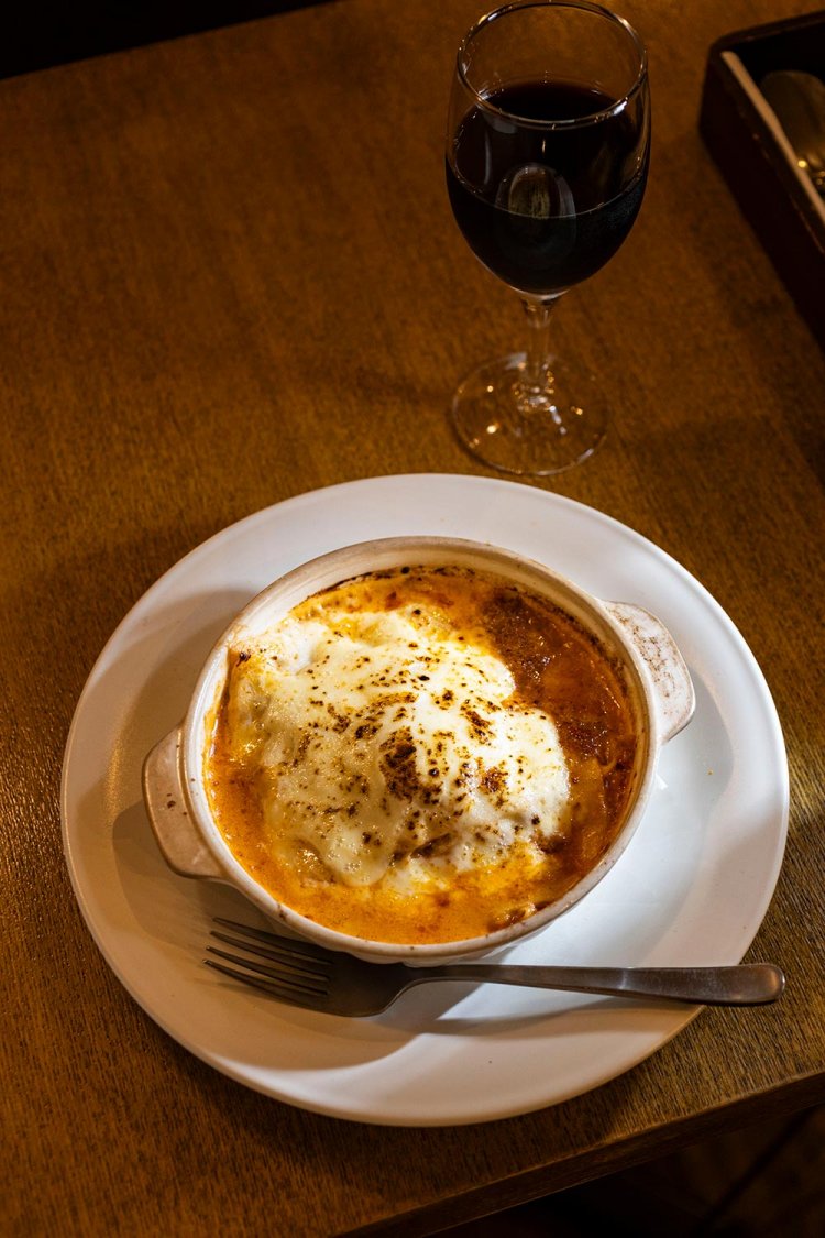 手打ラザニア1540円はワインのお供にも。