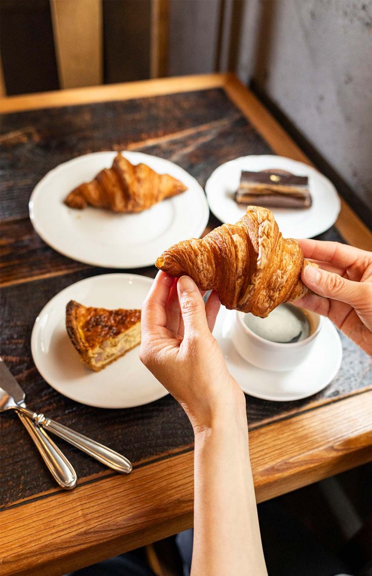 ハラハラ崩れるほど層が繊細なクロワッサン313円。