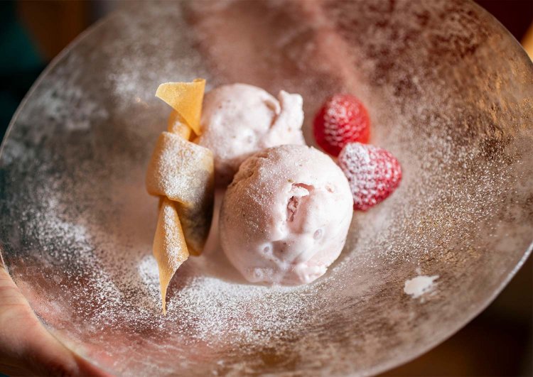 練馬産イチゴ「あまりん」の自家製アイス440円。