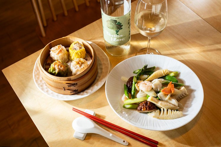 海鮮2種と大泉野菜の塩炒め1320円、シュウマイ2個440円。