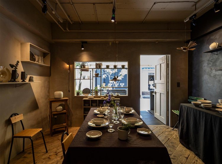 2023年末に作品が引き立つシンプルな内装にリニューアル。