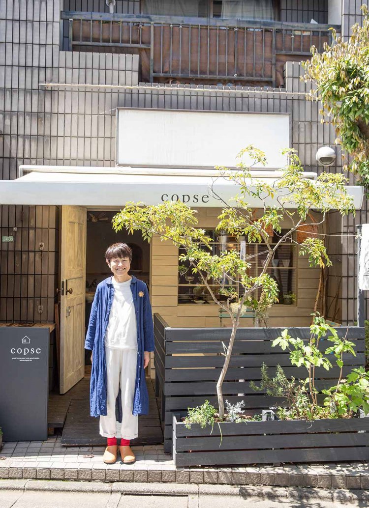 店主の小森さん。ひと息つけるテラス席もある。