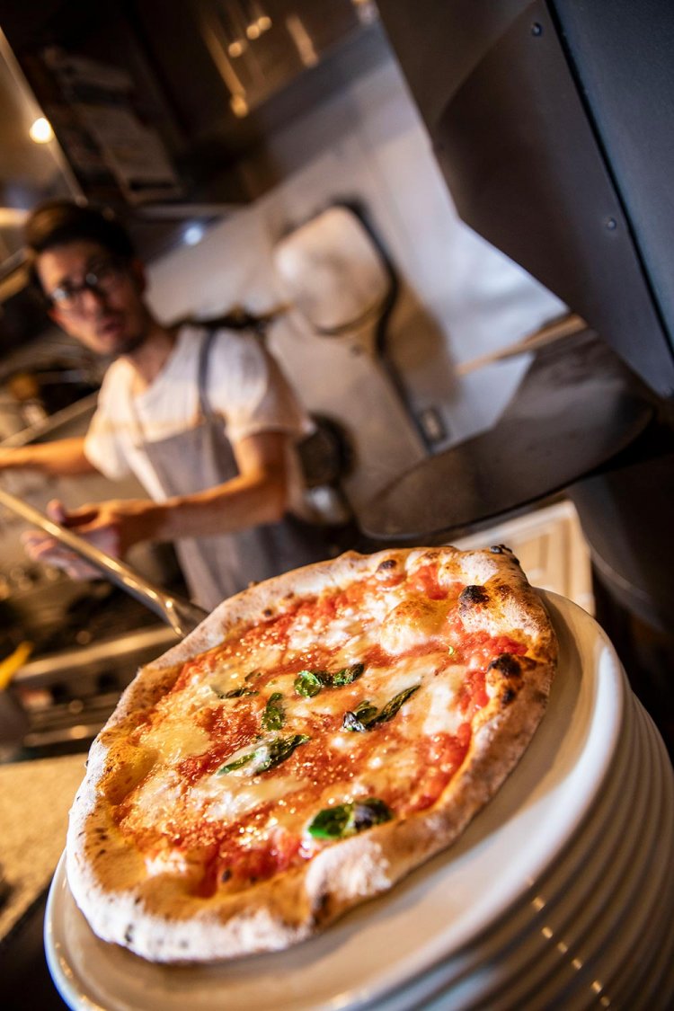 薪窯で焼き上げるマルゲリータ酪恵舎2000円。「サラダと前菜、ドリンク付きのランチもぜひ」。