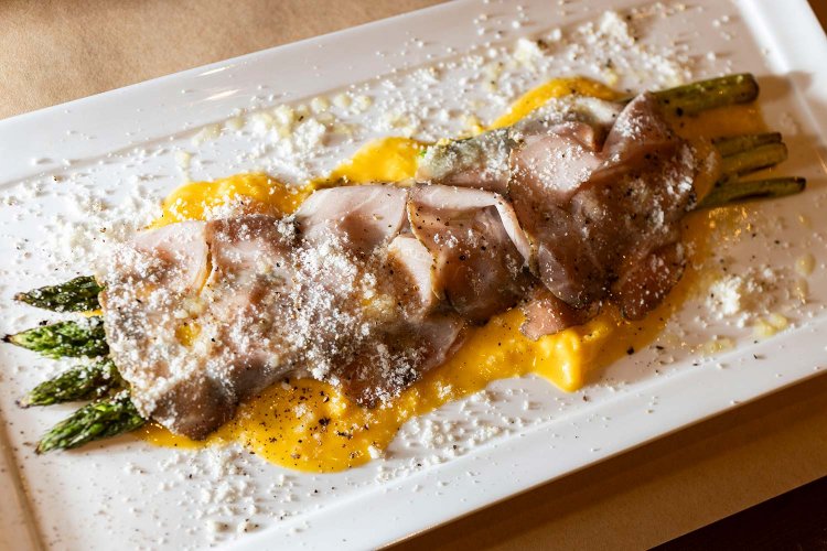 新座蓮見さんの露地グリーンアスパラのバッサーノ風と自家製豚ハム2100円。