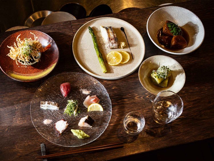 お造り盛り合わせ1人前1400円など。