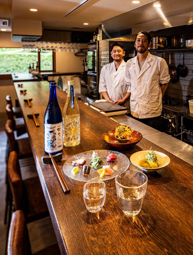 安部聡さん（右）と調理担当・松岡敬太さん。