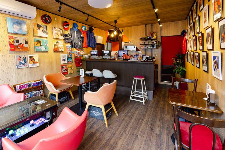 レトロフューチャーな1階は80年代歌謡曲がBGM。