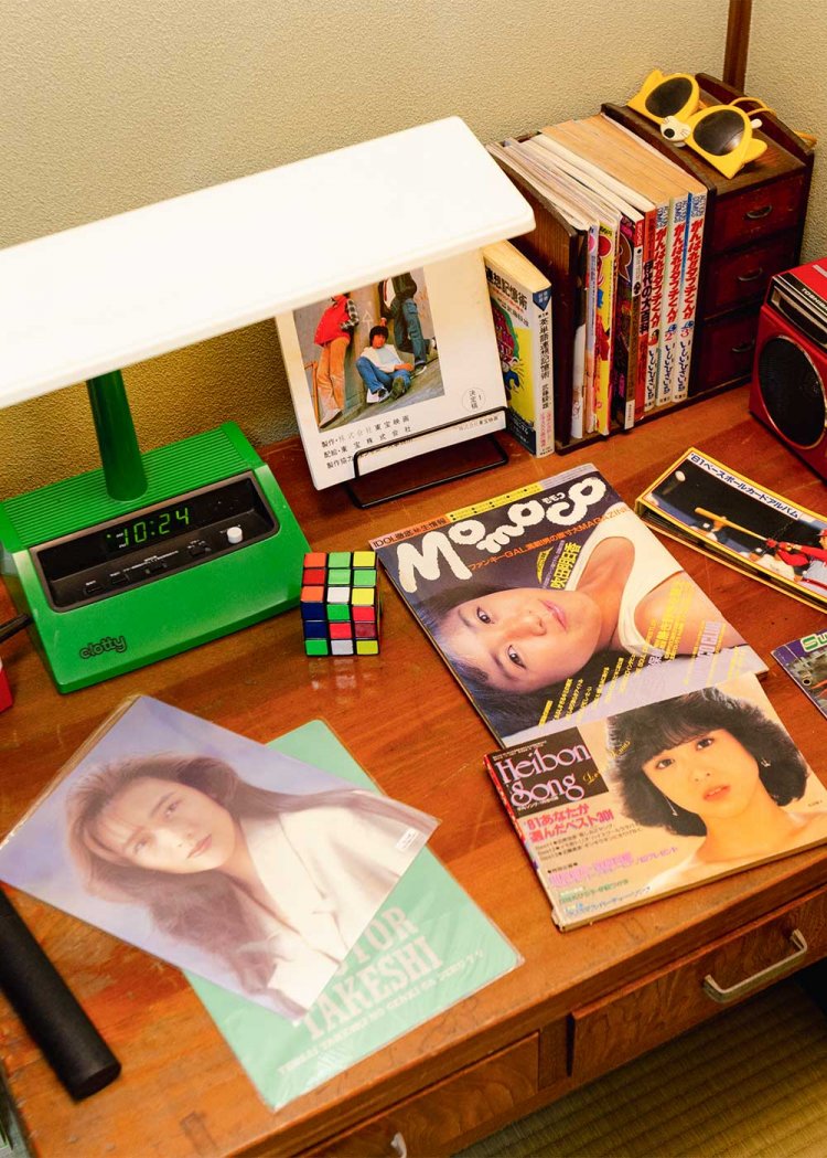 夢の男の子部屋を再現した2階和室（利用は1時間制で、90分の貸切予約も可）。往年のアイドルグッズ、マンガ、フィギュアなどもたっぷり揃う。