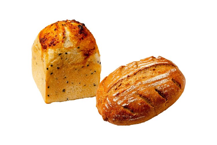 定番人気のごまみそぱん360円（左）、 黒ぱん800円は全粒粉50％配合。