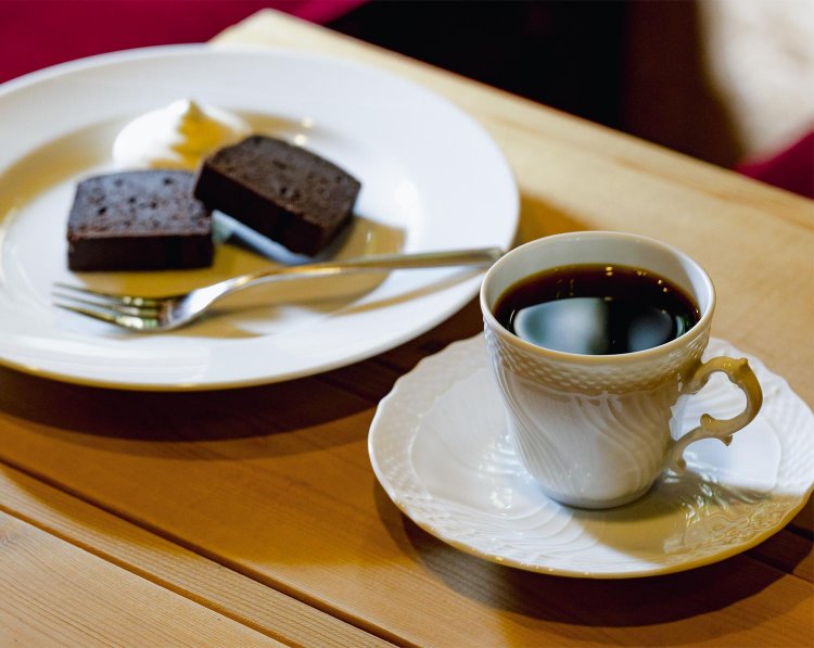 シングルオリジンコーヒー700円〜。甘さを抑えたビターなガトーショコラ500円と。豆の販売もあり。