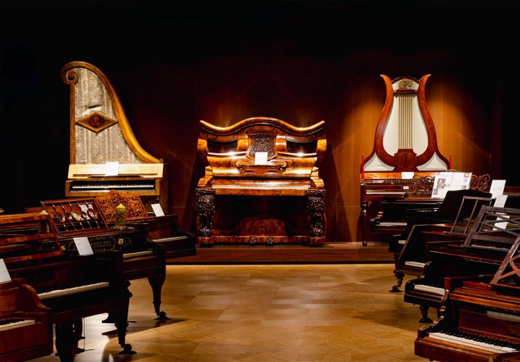 中央は、ビクトリア女王がナポレオン3世に贈ったピアノ。