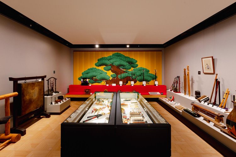 日本の楽器展示室。