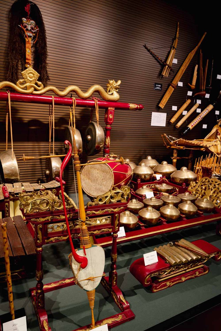 絢爛なアジアの民族楽器。