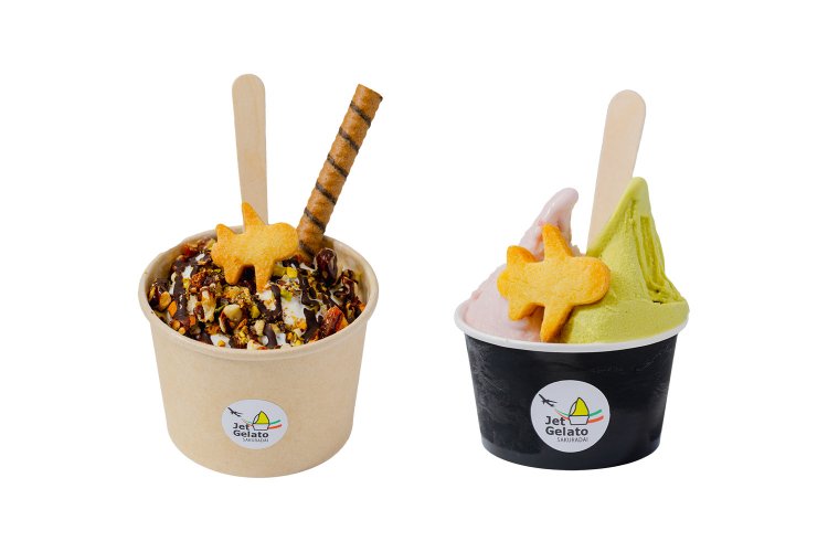 エコノミー（ダブル）550円の人気はピスタチオといちごミルク。左は、アーモンドプラリネ500円。どちらも飛行機型のクッキー付き。