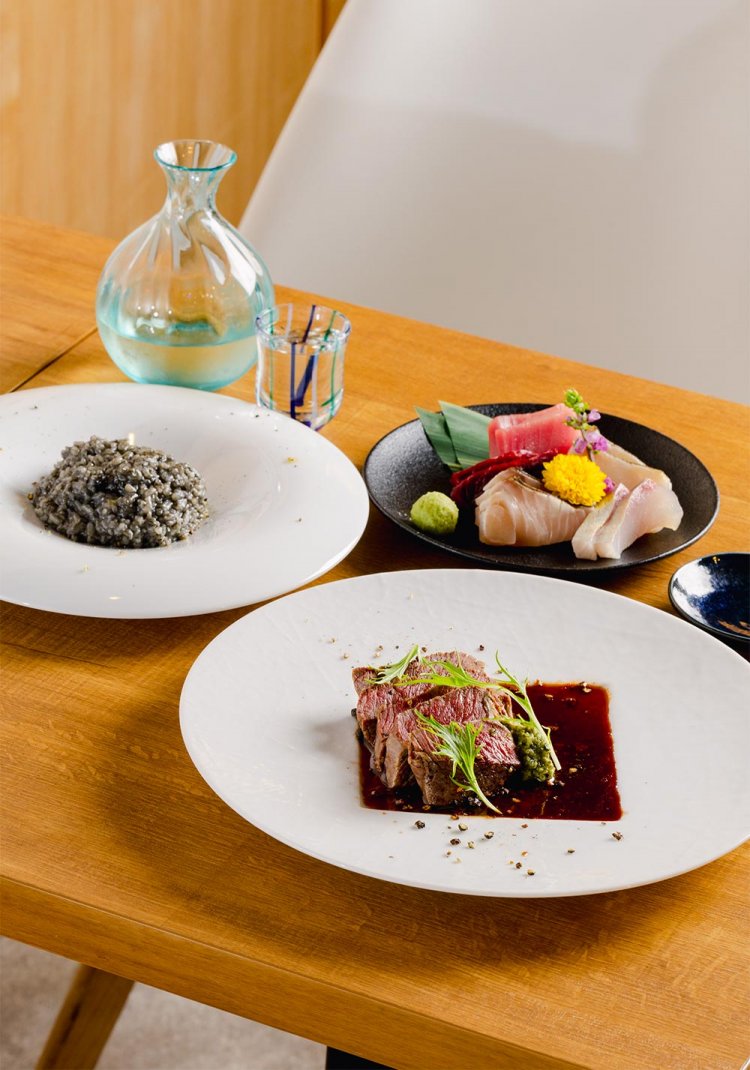 エゾ鹿内もも赤ワインチリソース100g1200円〜、刺し盛り1人前2000円ほど、イカ墨クリームリゾット1500円。地酒1合1200円。