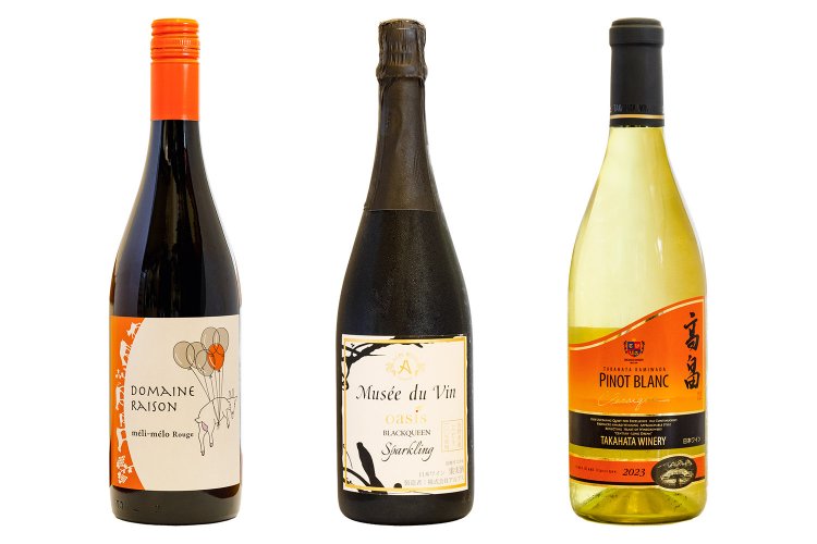 グラス858円〜。北海道「ドメーヌレゾン」などワインは随時替わる。