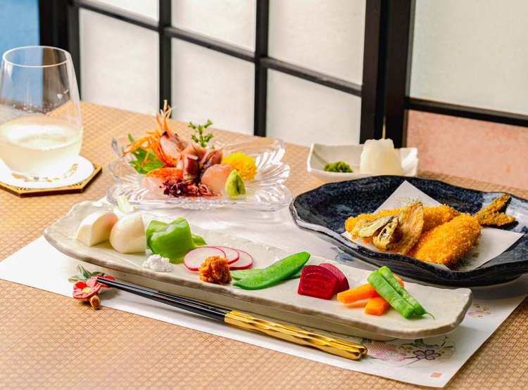 無農薬野菜盛り合わせ1000円、噂の鯵フライ900円、お造り5点盛り1800円。日本酒は、半合550円〜。