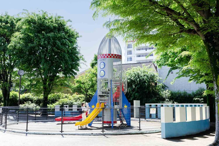 ロケットが目をひく豊中公園。