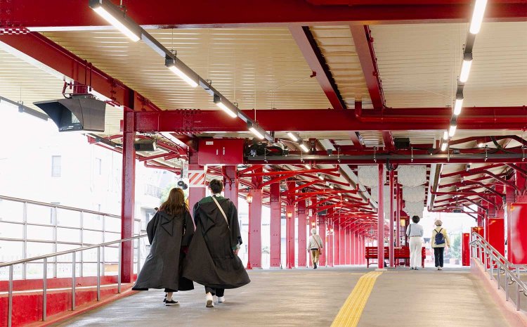 豊島園駅には魔法学校の生徒が往来。