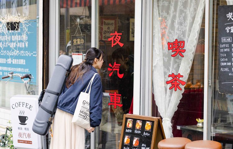 楽器を背負った音大生と思しき姿が多いのもこの街ならでは。