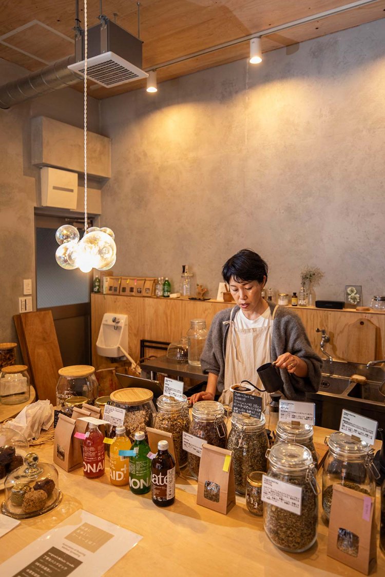 ひと息つけるようにコーヒーやお菓子も提供。