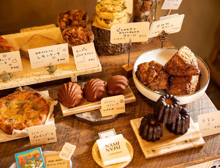 全粒粉スコーン400円のほか、プリンやケーキも。