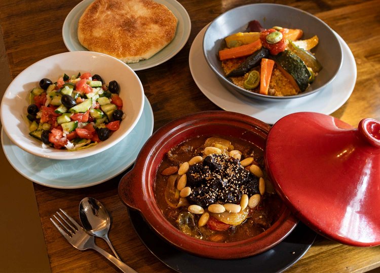 人気のプルーンラムタジン1800円、野菜クスクス1400円など。