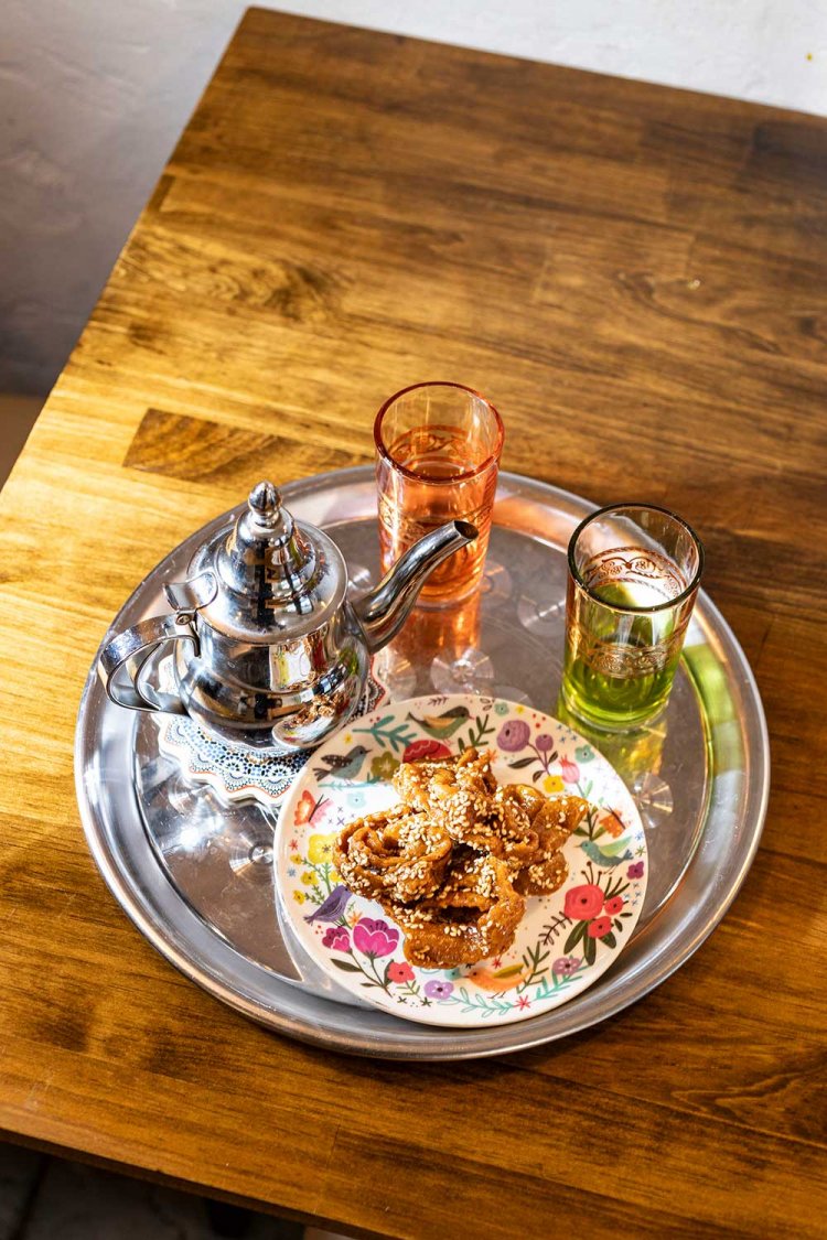 シェバキア1個200円、モロッコミントティー500円。