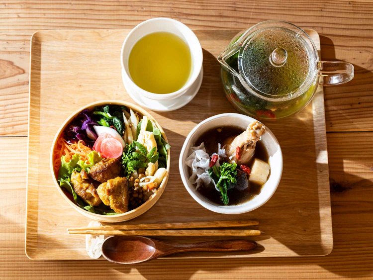 今週の薬膳スープとわっぱの弁当ランチ1300円。ハーブティー600円は目的別の3種のほか、季節限定も用意。