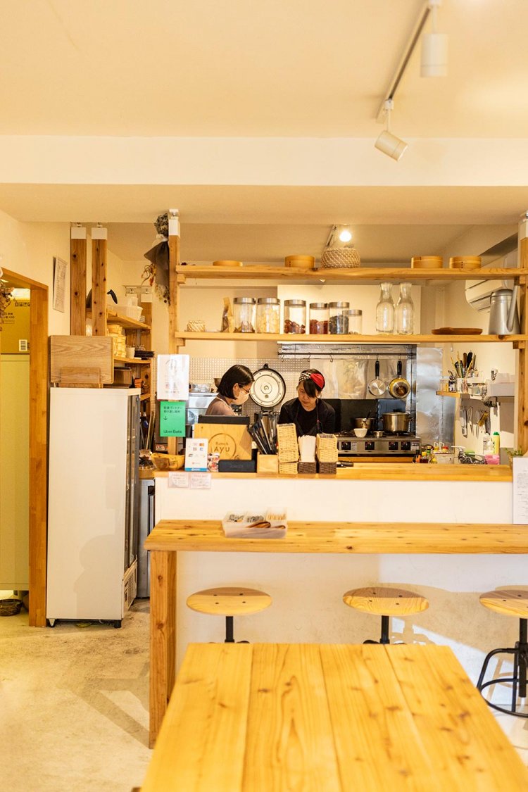 店内の一角で、よもぎ蒸しやヘッドスパ、マッサージの催し（不定期）も。