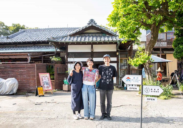 Boojilさん（中央）は作家活動もしながらこの場所を運営。