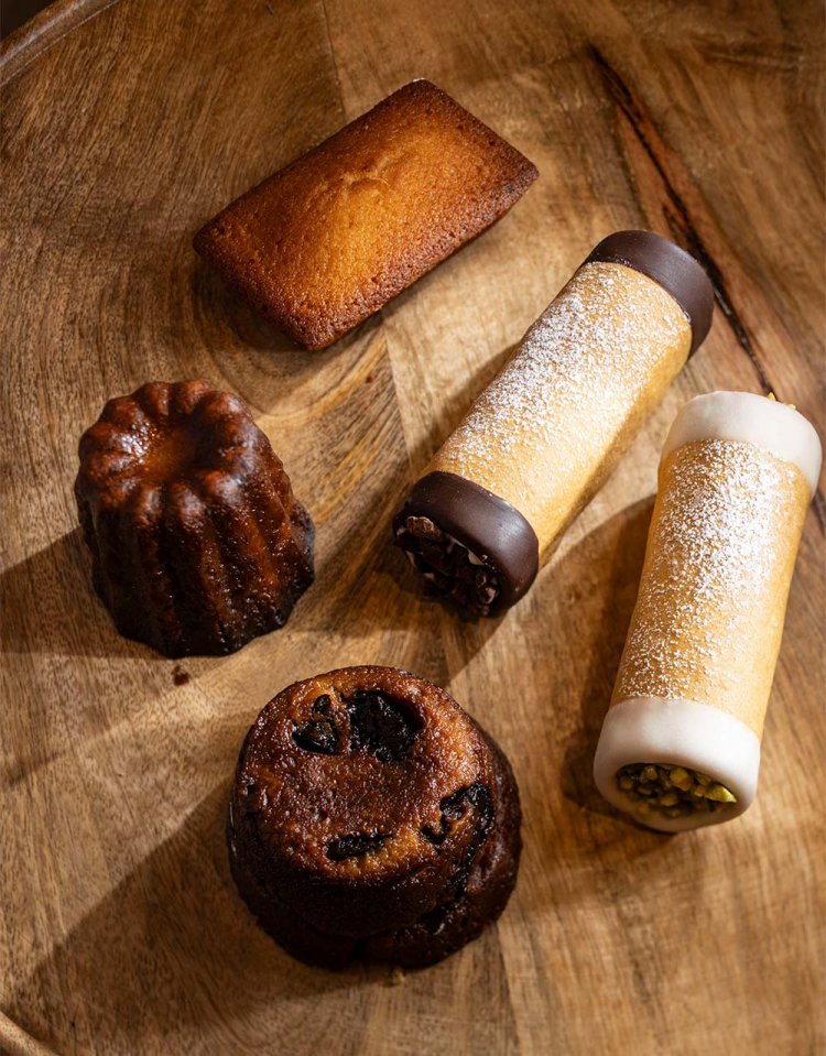 手前からファーブルトン320円、カンノーリ440円、カヌレ・ド・ボルドー380円、フィナンシェ275円。