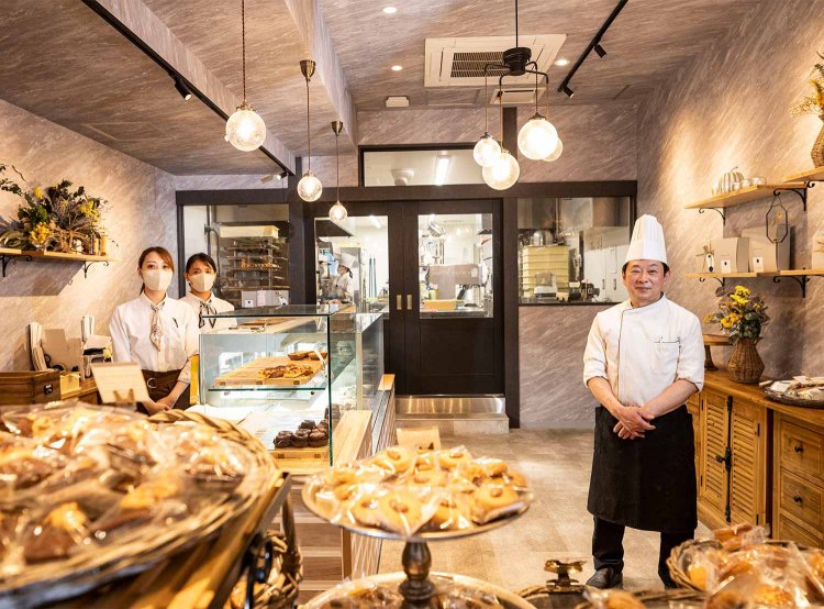 奥に製造風景が見える。「新しいお菓子も続々と登場します」。